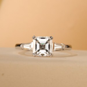Anillo de tres piedras con diamante de corte Asscher de 1.01 CT, con baguette lateral, cultivado en laboratorio, con oro macizo de 10K, regalo sorpresa de cumpleaños para enamorados - Product Image 1