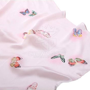Écharpe en soie de luxe fabriquée au Pakistan, tissu respirant et doux, élégante, pour les voyages décontractés et le port au bureau. - Product Image 6