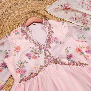 Robe longue de soirée VASTRA COTTAGE en soie Tebby à imprimé numérique avec dupatta, tenue de créateur pour femme, idéale pour les occasions spéciales - Product Image 2