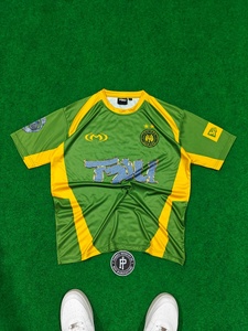 เสื้อยืดคอวีผ้าโพลีเอสเตอร์แห้งเร็วสำหรับผู้ชาย สไตล์สปอร์ต แขนสั้น พิมพ์ลายดิจิตอลตามสั่ง ผลิตแบบ ODM เหมาะสำหรับใส่ลำลองในฤดูร้อน - Product Image 2