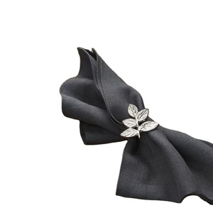 Vente en gros de ronds de serviette personnalisés pour hôtels Meilleur prix Argenterie Feuille Design pour mariages et table Matériau métallique décoratif - Product Image 1