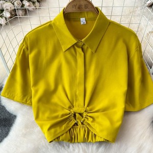 Camisa de Satén Verde de Manga Corta para Mujer con Cuello Camisero y Pliegues Frontales, Blusa Casual de Primavera/Verano - Product Image 3
