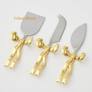 Juego de 3 cuchillos para queso de latón antiguo martillado, hechos a mano, con mango de latón en forma de arco - Product Image 1