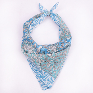 Pañuelo Bandana Cuadrado con Estampado Floral Azul Ecológico, Pañuelo Multifuncional Informal de Algodón, Accesorio para Primavera/Verano - Product Image 3