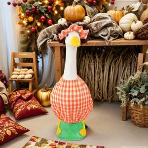 Décoration de jardin et de patio : Statue de ciment d'oie avec vêtements de saison (été, printemps, toutes saisons) pour pelouse et porche - Product Image 5