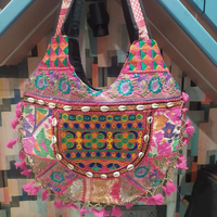 Sac fourre-tout brodé patchwork tribal, sac à bandoulière bohème, sac à main artisanal en textile avec coquillages et pompons pour femme