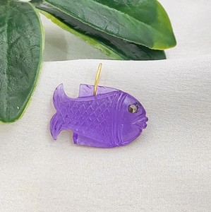 Pendentif Breloque Poisson en Améthyste Sculpté à la Main - Breloques Artisanales Plaqué Or - Pierres Sculptées en Gros - Product Image 1