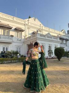 ชุดเลเฮนกาโชลีแบบดั้งเดิม ความยาวระดับพื้น ทรงปกติ พร้อมผ้าดูปาตตา ตกแต่งด้วยงานปักเลื่อมผ้าจอร์เจตต์ - Product Image 4