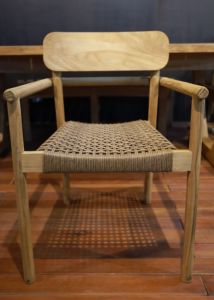 Chaise de salle à manger d'extérieur moderne Jelita, structure en teck massif, tressage en rotin synthétique, finition bien poncée, aucun assemblage requis - Product Image 3