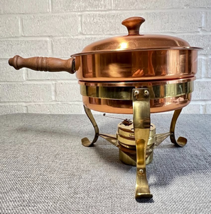 Exquis et orné, ce grand réchaud en cuivre martelé repose sur des pieds en laiton délicats et courbés, disponible à prix de gros. - Product Image 4