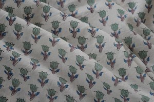 ผ้าฝ้ายพิมพ์ลายดอกไม้สีขาวและสีเขียวด้วยเทคนิคแฮนด์บล็อก |   วัสดุสำหรับวิ่งบูต้าขนาดเล็ก - Product Image 4