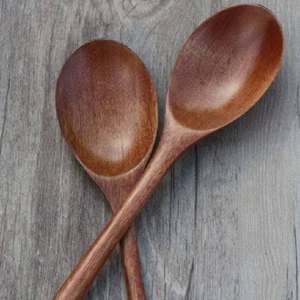 Cuillère artisanale en bois naturel du Vietnam pour servir la soupe, le riz, remuer le thé, le café et l'utilisation avec des ustensiles de cuisson antiadhésifs - Product Image 1