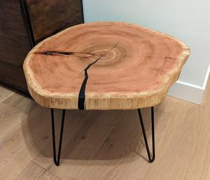 Mesa de Centro de Madera de Cedro Natural con Resina Epoxi, Patas de Metal con Diseño de Horquilla, Diseño Moderno, Hecha a Mano, Ecológica - Product Image 1