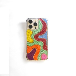 Funda para teléfono bordada con cuentas de semillas, accesorio de moda moderno, cubierta para móvil hecha a mano con cuentas y diseño elegante. - Product Image 3