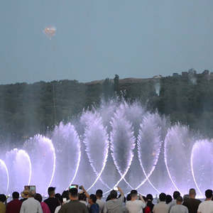 Fuente de Agua Musical Moderna para Exteriores Horticlub con Espectáculo de Luces LED, Sistema de Fuente de Acero Inoxidable Multimedia Grande para Jardín - Product Image 3