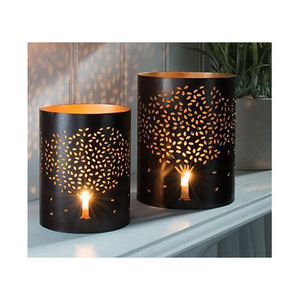 Pot à bougie en métal fait main par un designer avec couvercle pour une présentation élégante et festive, idéal pour les mariages - Product Image 4