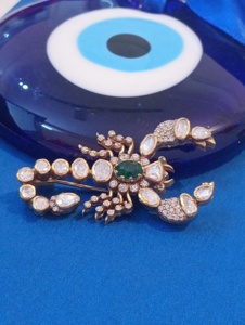 เข็มกลัดรูปแมลงชุบทองประดับคริสตัลไรน์สโตนทรงมรกตสีเขียวจาก Amaira Jewels ของขวัญสำหรับทุกเพศ ใช้เป็นเครื่องประดับแฟชั่น - Product Image 3