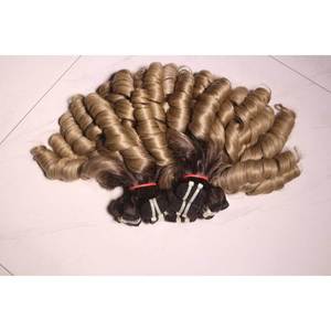 Lots de Cheveux Bouclés en Spirale Effet Rebondissant Ombré Blond Miel Double Drawn Cheveux Vierges Vietnamiens en Gros - Product Image 5