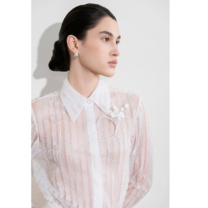 Blouses et chemises pour femmes prêtes à être expédiées - Blouse à rayures serpentine à manches longues en Cupro - Blouses et chemises élégantes pour femmes en blanc - Product Image 3
