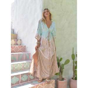 Vestido largo bohemio tie-dye para mujer con cuello en V, manga media, abertura alta, ideal para playa y vacaciones de verano - Product Image 1