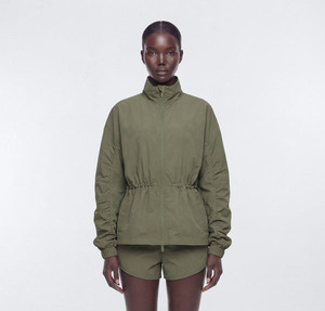 Ensemble de survêtement décontracté 2 pièces pour femme : coupe-vent léger, sweat à capuche froissé et short, taille élastique - Product Image 1