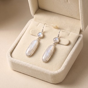 Boucles d'oreilles en pierre de lune arc-en-ciel, cabochon poire blanc, ton argenté, longues pendantes, serti clos, minimalistes, certifiées par un tiers, à crochet - Product Image 6