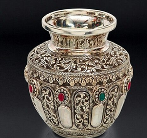 Kalash ornamental de latón con figuras de dioses en relieve y tallados tradicionales de templo. Disponible a precios de mayorista. - Product Image 4