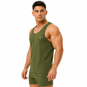 El estilo clásico brinda suavidad y comodidad, y las costuras impecables a la camiseta sin mangas para hombre, con una ligereza ideal para salidas informales y viajes a la playa. - Product Image 4