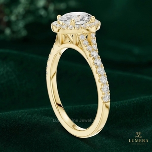 แหวนเพชรทรงรีแบบ Halo ที่เพาะเลี้ยงในห้องปฏิบัติการ, เพชรรูปไข่ทรง Brilliant ตรงกลางพร้อมวงแหวน Halo แบบ Pave, ดีไซน์ขาแหวนแบบ Split Shank ต่อเนื่อง, เครื่องประดับเจ้าสาวระดับพรีเมียม - Product Image 3