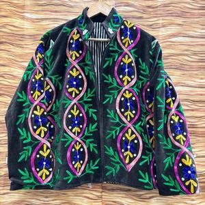 เสื้อแจ็คเก็ตกำมะหยี่ปักมือสำหรับผู้หญิง สไตล์โบโฮลายดอกไม้ เสื้อคลุมสไตล์ชาติพันธุ์ เสื้อคลุมงานฝีมือ - Product Image 1