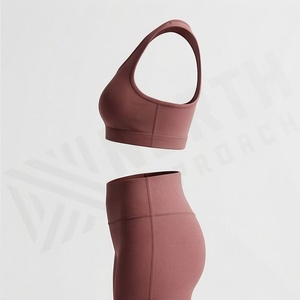 Ensemble de sport sans couture pour femme : Crop top, soutien-gorge de sport et tenue de yoga durable - Product Image 3