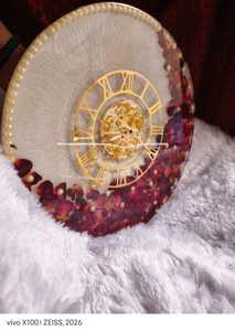 Horloge murale en résine Art Déco avec pétales de rose et bordure en perles, design à aiguilles rondes en quartz, style antique pour la décoration du salon - Product Image 2