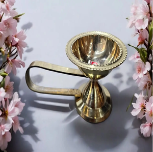 Lampe à huile traditionnelle en laiton avec couvercle et base en verre transparent de protection, disponible à prix de gros. - Product Image 3