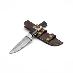 Cuchillo de Caza de Acero de Damasco Hecho a Mano Personalizado, Hoja Recta con Punta Caída y Mango de Asta de Ciervo, Funda de Cuero OEM - Product Image 1