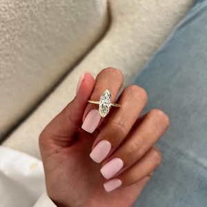 Anillo Solitario con Diamante Cultivado en Laboratorio de 2 Quilates, Corte Marquesa Alargado, E VVS2, Único en su Tipo, Oro de 14k, Certificado IGI - Product Image 3