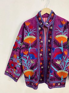 Veste en velours brodée Suzani violette bohème pour femme, style vintage, motif floral, ouverte sur le devant, vêtement ethnique - Product Image 2