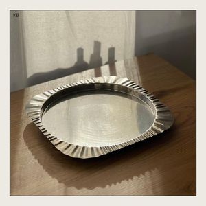 Plat de service rond vintage en acier inoxydable cannelé – Présentoir intemporel pour célébrations culinaires - Product Image 1
