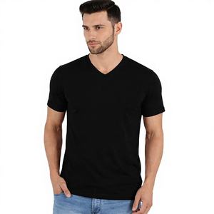 Camiseta clásica premium negra con cuello en V que realza el escote sin perder el encanto atemporal - Product Image 4