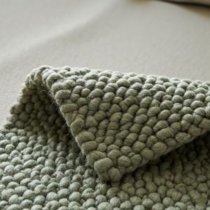 Alfombra Artesanal de Lana Fieltro en Tono Neutro con Diseño de Guijarros |   Tejido Texturizado en Tonos Tierra |   Decoración para Interiores de Casas Modernas - Product Image 3