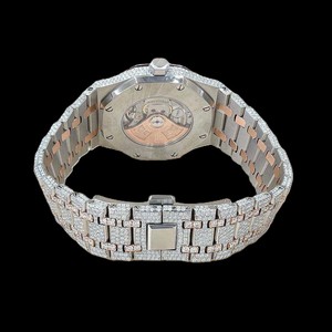 Montre-bracelet en diamant avec cadran à chiffres romains, lunette et bracelet entièrement pavés de diamants, bijou de luxe, élégant et étincelant - Product Image 4