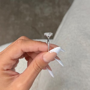 แหวนหมั้นเพชรทรงรี 3 กะรัต เพาะเลี้ยงในห้องปฏิบัติการ _ ทรงโซลิแทร์ ฮาโลซ่อนเร้น _ ทองคำขาว 14k _ รับรองโดย IGI - Product Image 2