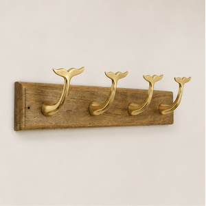 Perchero de Pared Premium con Diseño de Cola de Ballena para Organización de Casas de Playa, Acabado en Latón sobre Madera Natural - Product Image 1