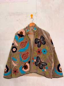 Chaqueta de terciopelo bordada inspirada en mariposas y granadas, estilo suzani, abrigo floral bohemio, blazer artesanal hecho a mano para invierno. - Product Image 3