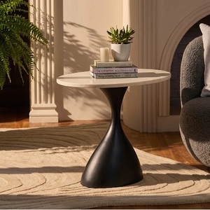 Meuble de salon sculptural en forme d'heure de prière, base noire polie, plateau ovale en marbre blanc, éco-responsable, style Mid-Century Modern, structure en fer - Product Image 1
