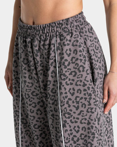 Survêtement femme surdimensionné en graphite imprimé léopard avec passepoil contrastant, comprenant un sweat à capuche et un pantalon de jogging à doublure contrastante - Product Image 6