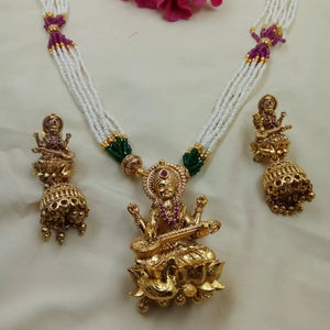 Joyería de Templo del Sur de la India, Colgante de Latón de Saraswati, Conjunto de Collar Mala de Perlas, Pendientes Jhumka, Chapado en Oro Antiguo, para Bodas y Fiestas - Product Image 3