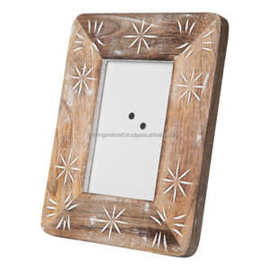 Marco de Fotos de Madera Tallada Estilo Boho |   Marco de madera decorativo hecho a mano con diseño de estrella blanqueada para sala de estar - Product Image 4