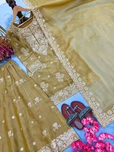 Ensemble Sharara de Luxe en Soie Dorée Champagne, Kurti Court Brodé de Zari Lourd, Garara Large, Dupatta et Sac Potli – Tenue de Mariage Indienne - Product Image 5