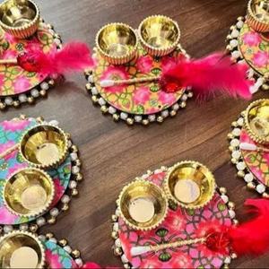 Exquisito conjunto de thalis decorativos hechos a mano con un impresionante patrón floral de loto, perfecto para guardar kumkum y chawal. - Product Image 1