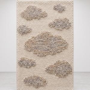 Alfombra de Lana Tejida a Mano con Patrón de Nubes Flotantes en Gris Crema, Alfombra Minimalista para Decoración Moderna del Hogar - Product Image 1